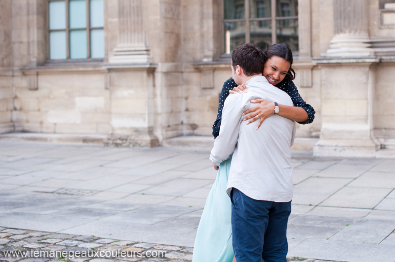 Séance Engagement à Paris - amoureux joyeux - photos sur le vif - photographe mariage nord pas de calais france