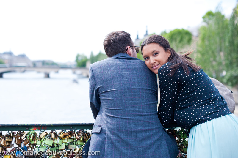 Séance Engagement à Paris - belle mariée métisse à Paris