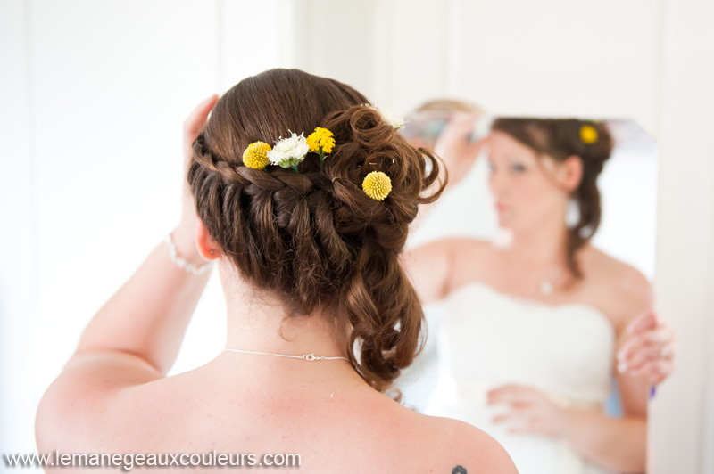 Reportage de mariage jaune et gris - des fleurs dans les cheveux - photographe de mariage dans le nord