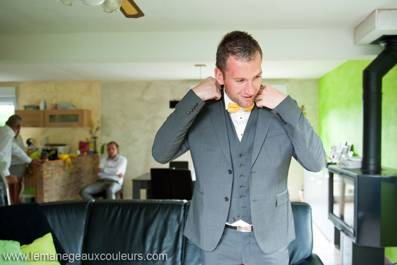 Reportage de mariage jaune et gris - préparatifs du marié - noeud papillon jaune