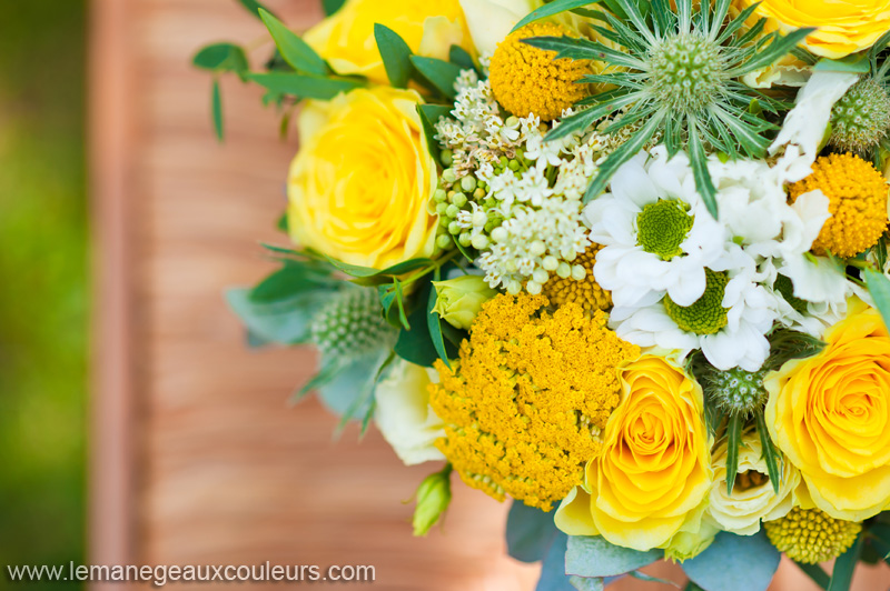 Cérémonie laïque de mariage jaune et gris - beau bouquet de mariée - photographe mariage Lille