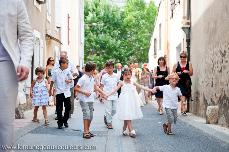 Reportage de Mariage à Ouveillan cortège jusqu'à l'église - photographe mariage narbonne bordeaux paris lille