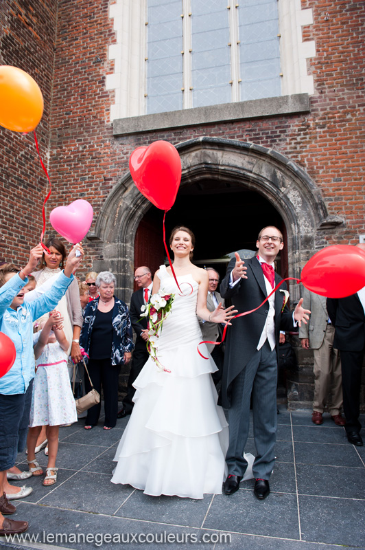 photo de mariage à Neuville en Ferrain lacher de ballons à la sortie d'église