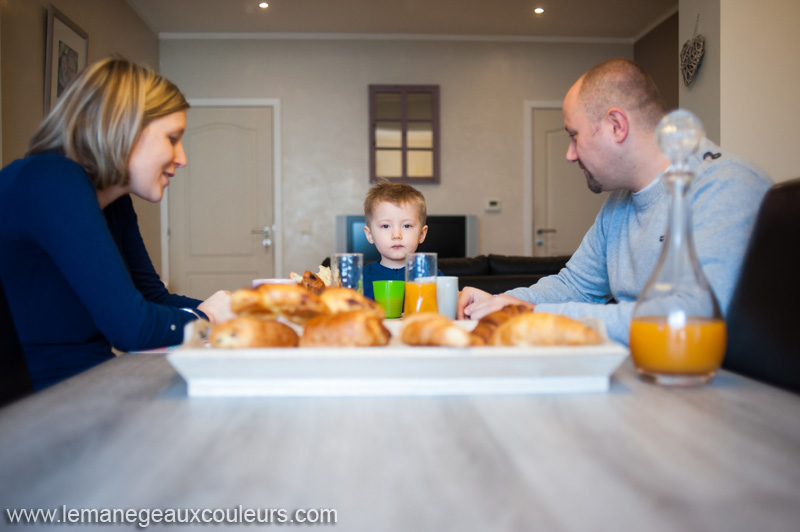 séance photo en famille petit déjeuner à la maison photographe enfant lille