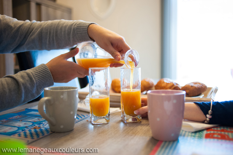 Séance photo grossesse en famille à la maison petit déjeuner