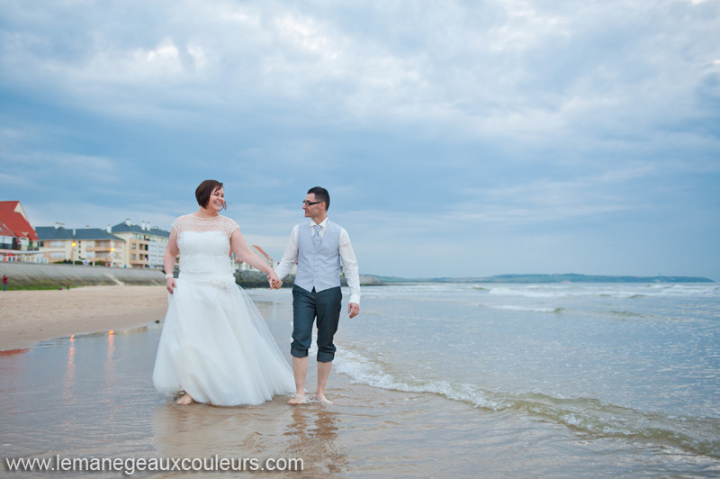 Séance Jeunes Mariés sur la plage dans le nord pas de calais avec une super photographe de mariage à lille qui fait des photos naturelles et sur le vif