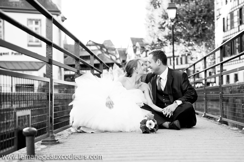 Séance photo de Jeunes Mariés à Strasbourg - des amoureux photographiés à strasbourg