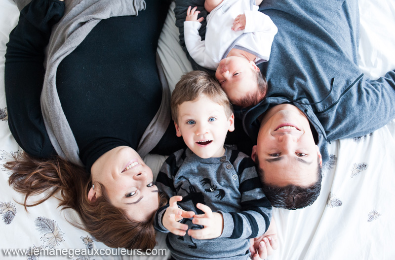 séance photo nouveau-né à domicile en famille - photographe bébé lille paris nord pas de calais arras lens béthune seclin