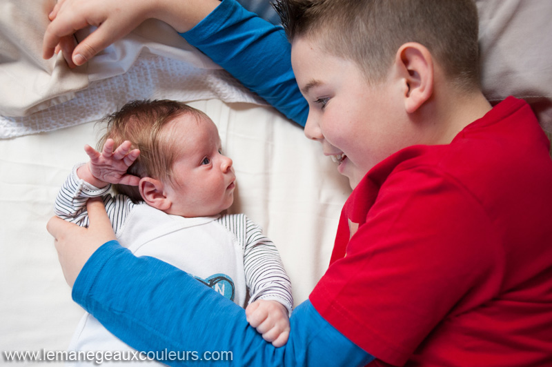 Séance photo nouveau-né à la maison - complicité avec le grand frère - photographe bébé nord pas de calais
