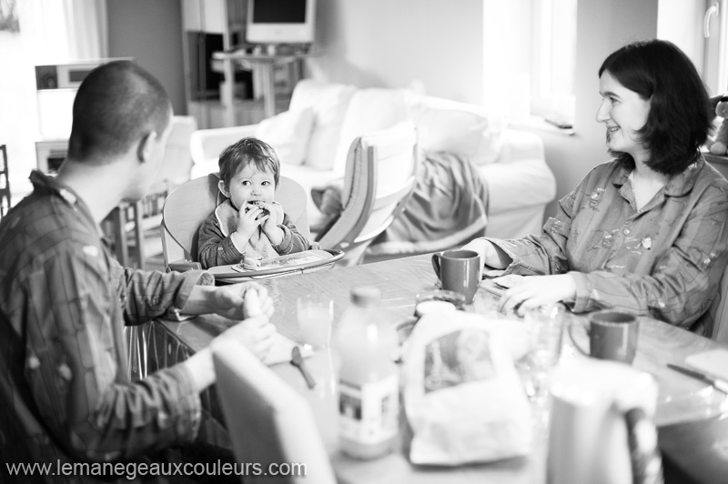 séance photo en famille - photographe lille petit déjeuner à la maison