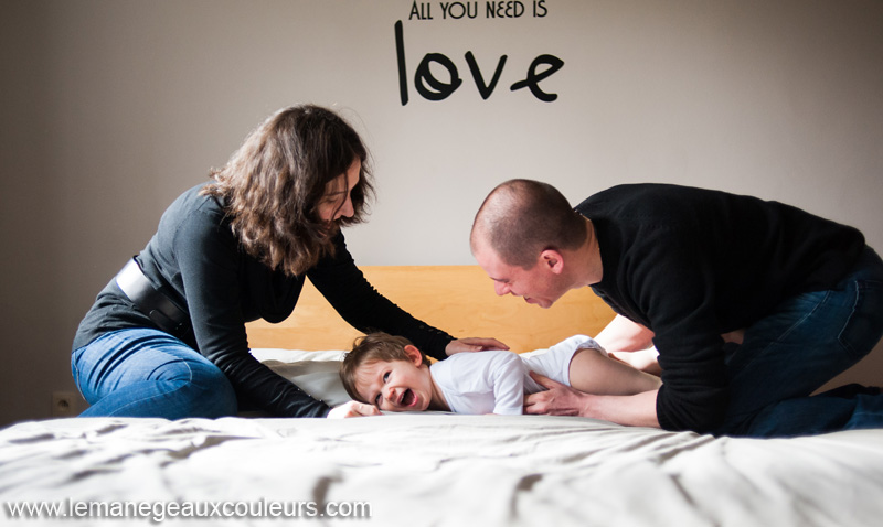 séance photo en famille à la maison - les calins avec les parents - family photographer lille