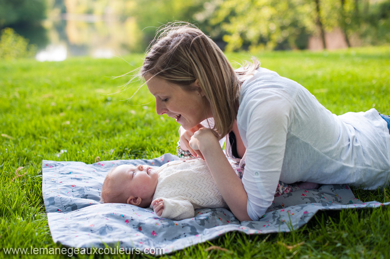 séance photo bébé en famille en extérieur - maman bébé en tête à tête photographe lille