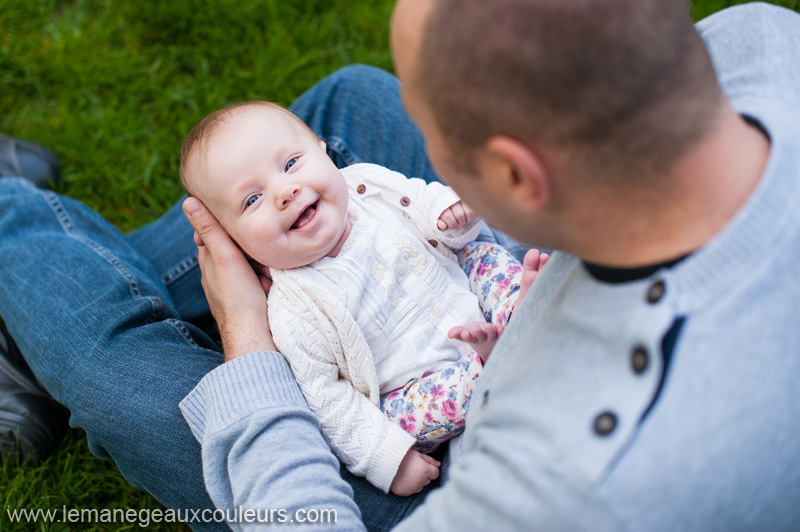 séance photo bébé en famille en extérieur à Lille parc du héron - photographe famille lille