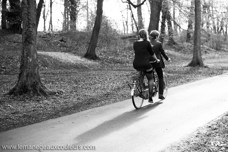 Séance photo de couple avec tandem - séance engagement à Lille - photographe mariage