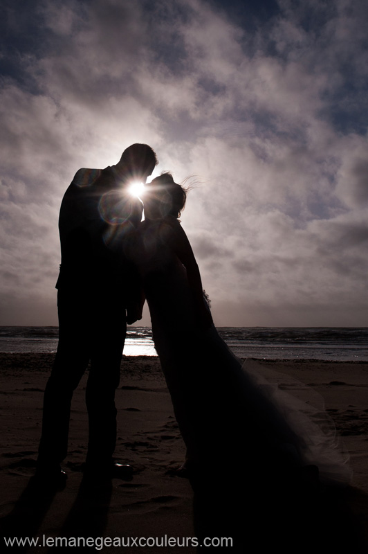 Séance photo Jeunes Mariés à la plage silhouette des mariés -photographe lille