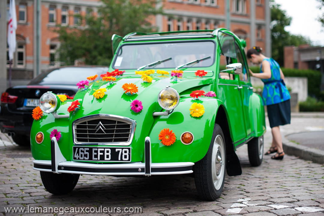 reportage photo de mariage à Lille - voiture des mariés originale fleurs