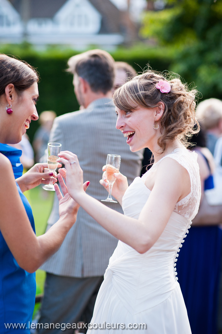 photos originales de mariage - la mariée au vin d'honneur - photos de rire émotions - capter le bon moment