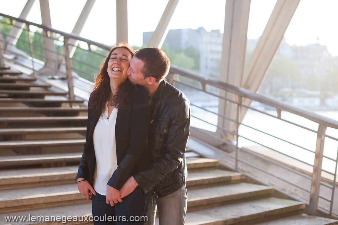 seance-photo-couple-engagement-paris-photographe-mariage-lille-nord-naturel-joie-spontane (10)