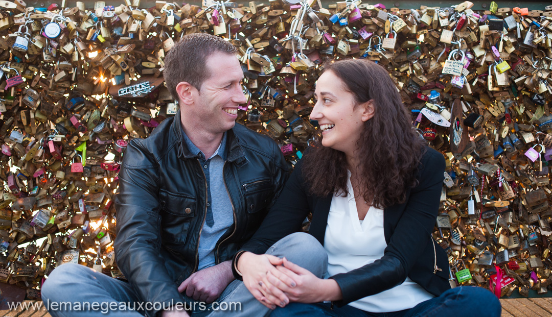 Séance photo Engagement à Paris - séance couple pont des arts - photographe mariage lille paris 