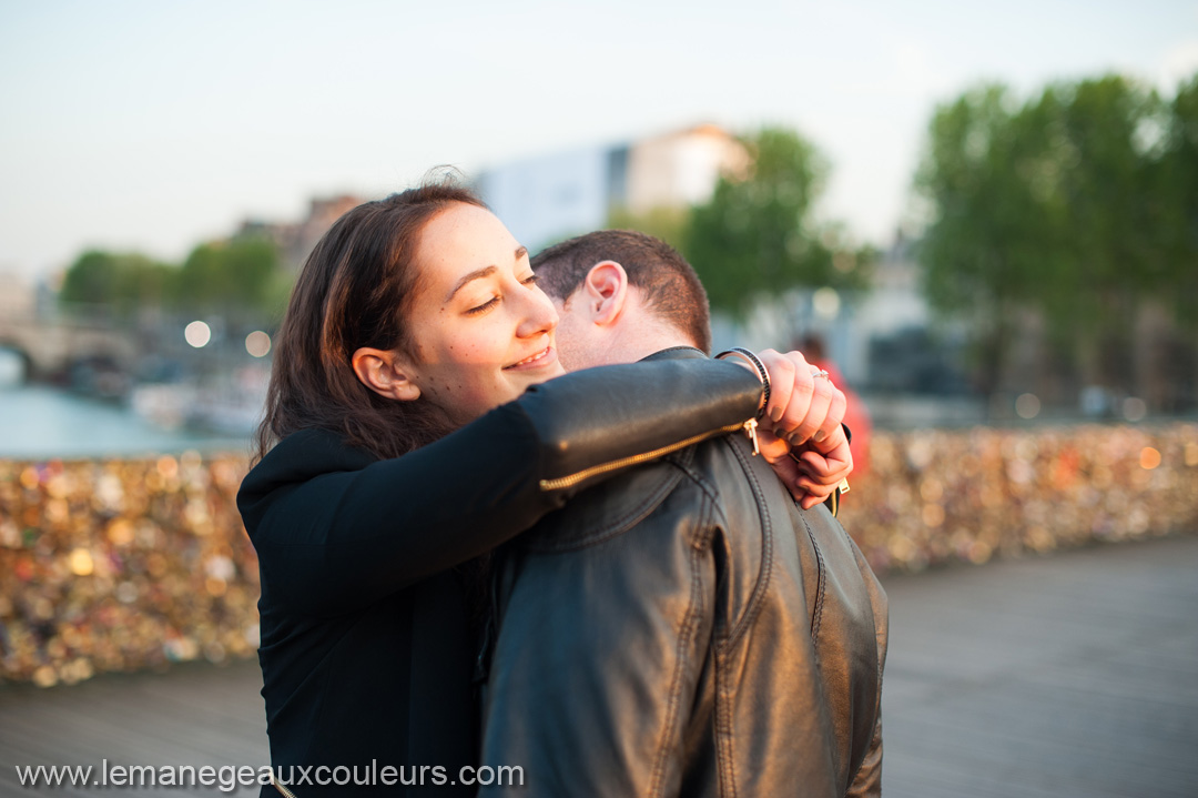 Séance photo Engagement à Paris - photos de couple romantiques à paris - photographe mariage