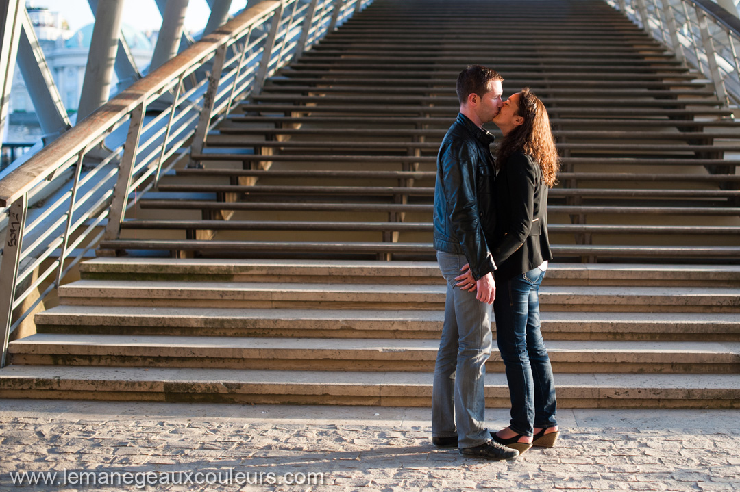 Séance photo Engagement à Paris - les ponts de la seine - photographe mariage
