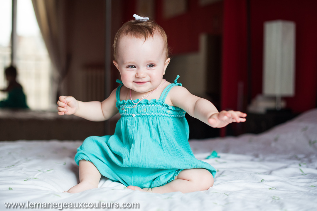 séance photo bébé à la maison - jeux et câlins avec les parents - portrait bébé photographe professionnel lille