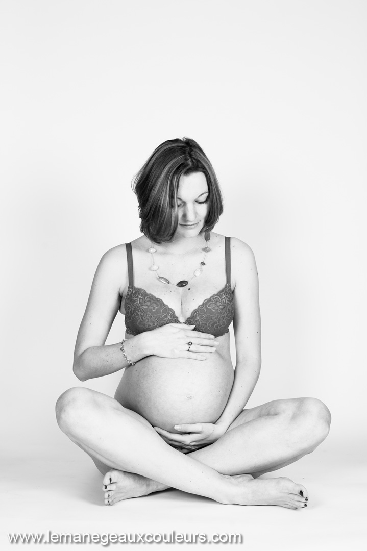 séance photo grossesse à Lille en studio - photographe femme enceinte Nord Pas de Calais