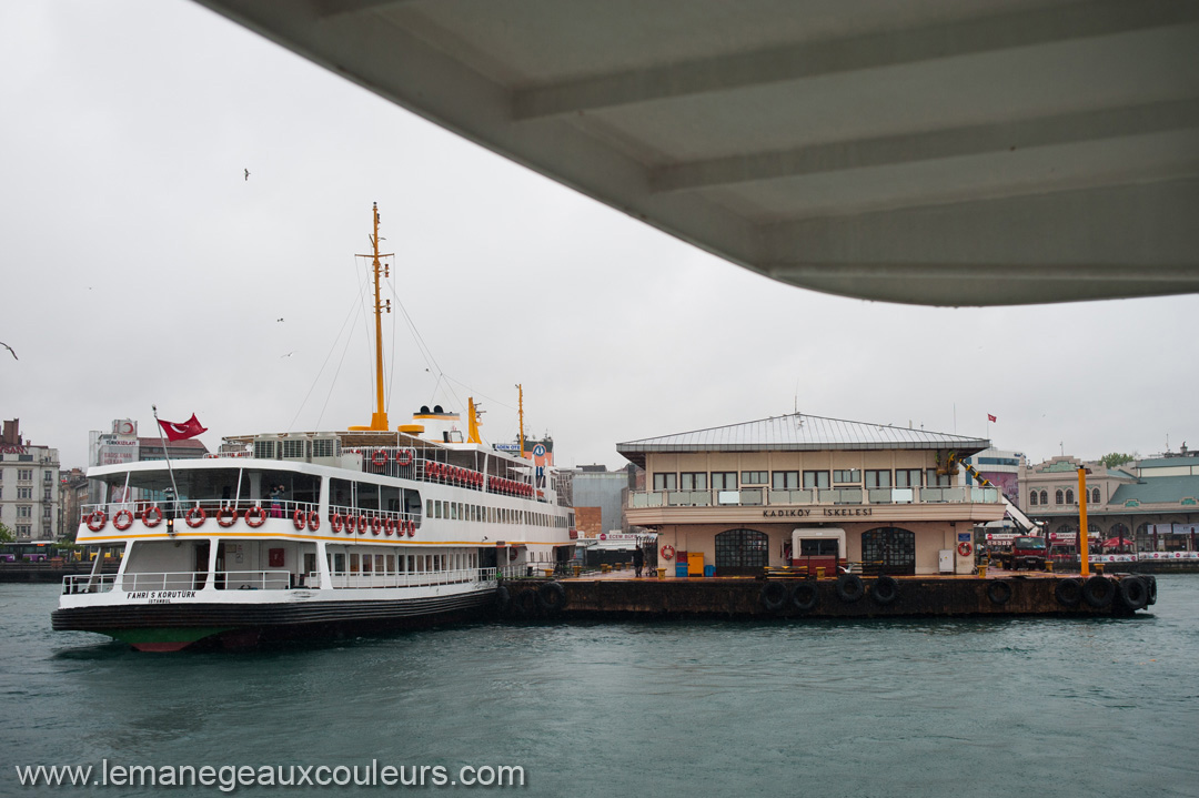 escapade à istanbul sous la pluie - bateau