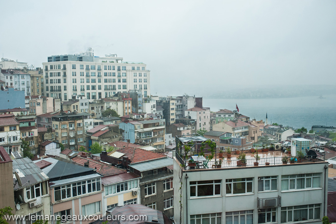 Reportage de Mariage Civil à Istanbul - vue depuis le restaurant sur la ville, malgré la grisaille