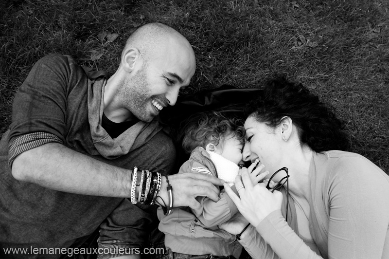 séance famille dans le nord - photographe famille et enfant à Lille - chatouilles avec papa et maman - bébé un an