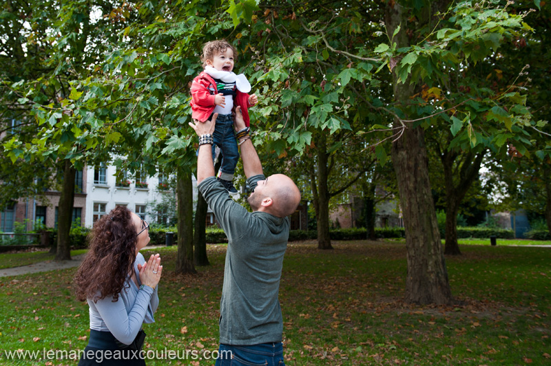 séance famille dans le nord - photos de la joie d'un enfant d'un an en famille - photographe lille valenciennes arras