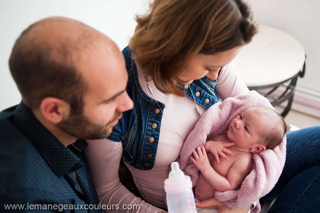 Séance photo nouveau-né en famille à la maison - photographe bébé lille