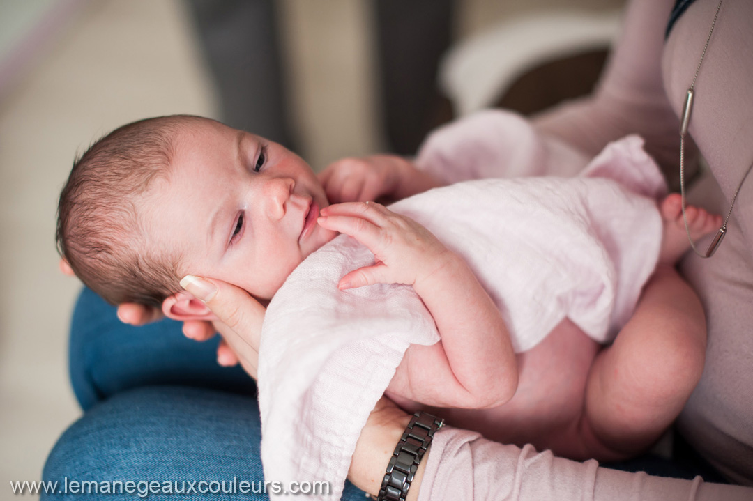 Séance photo nouveau-né en famille à domicile - photographe enfant famille bébé lille nord pas de calais arras douai valenciennes lens
