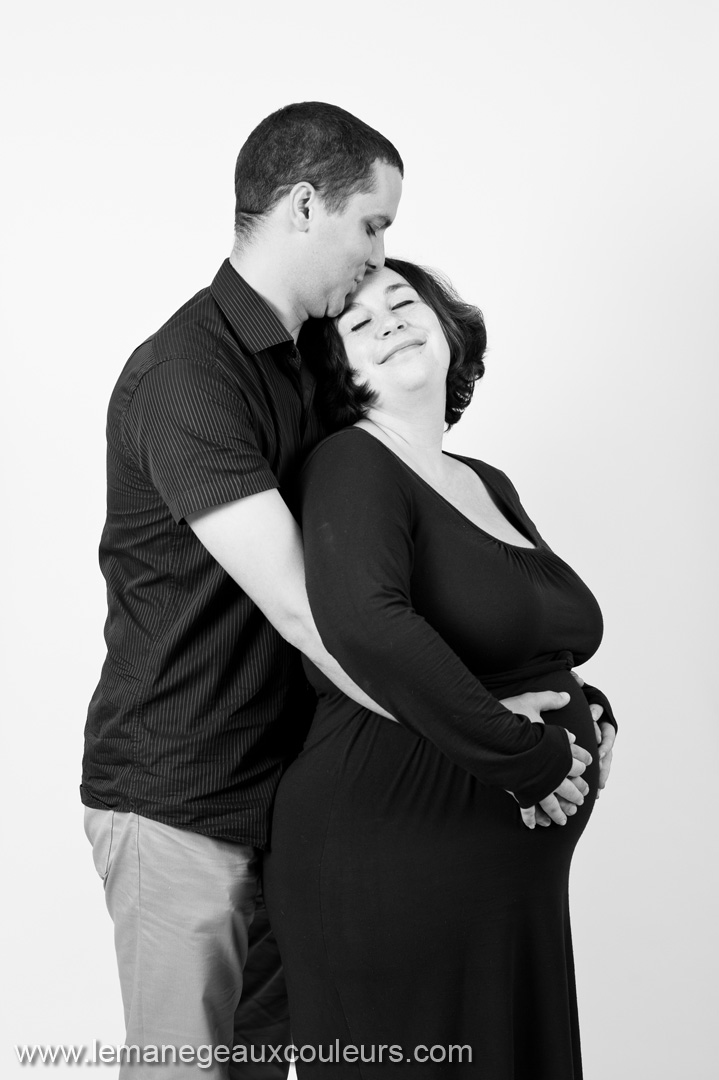 séance photo grossesse en studio - parents et amoureux - photographe grossesse lille