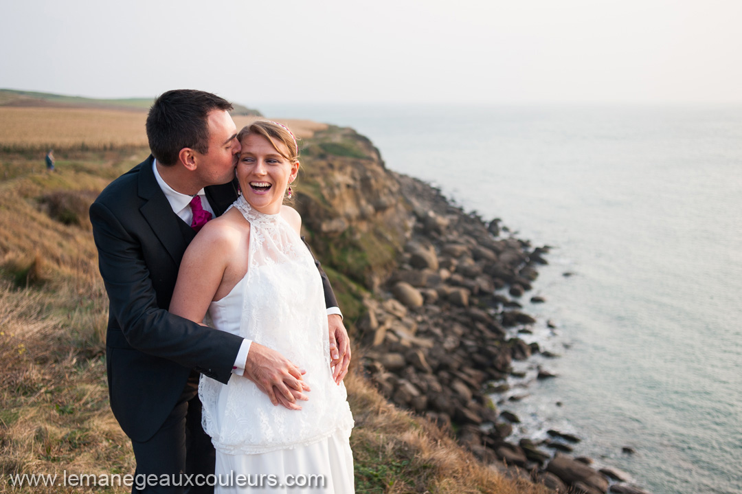 seance-photo-jeunes-maries-plage-cap-gris-nez-photographe-mariage-romantique-naturel (2)