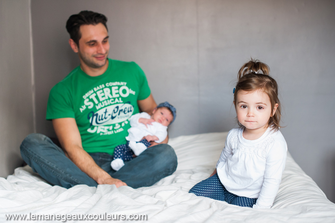Séance photo nouveau-né à Lille - en famille avec la grande soeur - photographe nord pas de calais