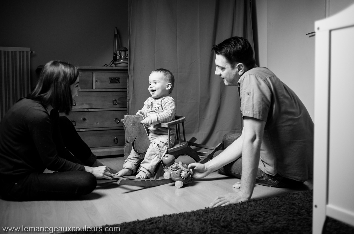 séance famille à la maison - les souvenirs du quotidien d'un garçon d'un an dans sa chambre - photographe famille lille nord