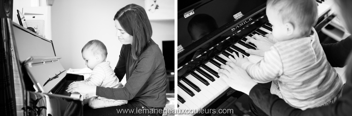 séance famille à la maison - bébé et maman qui jouent du piano - un moment de complicité - photographe famille enfant lille nord pas de calais