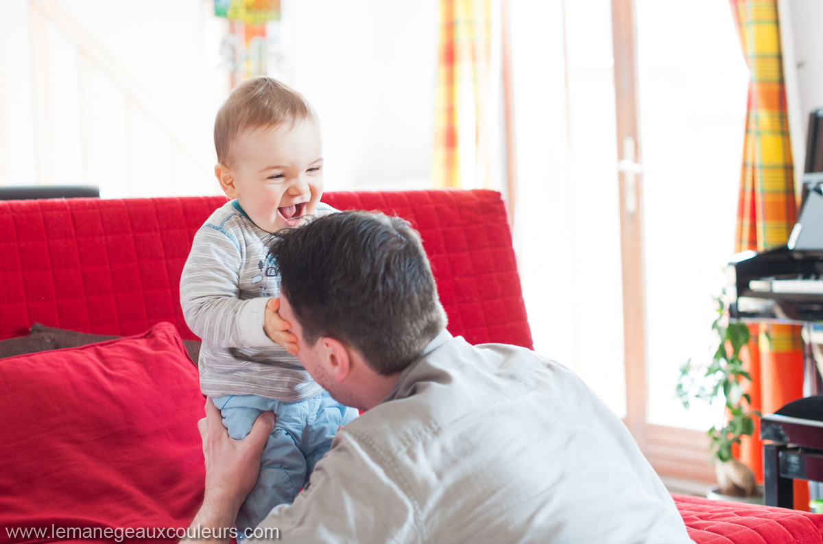 séance famille à domicile photographe lille - moment de complicité et de rire avec papa - bonheurs du quotidien