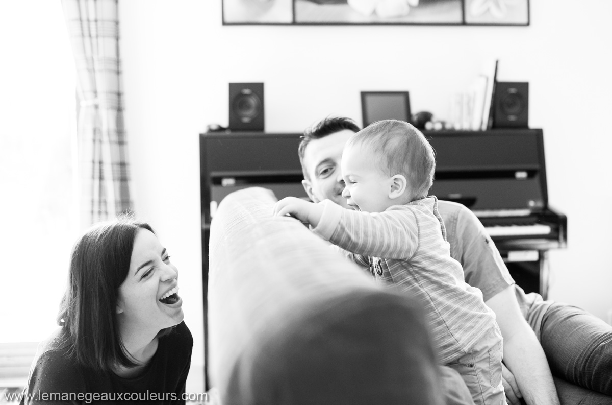 les jeux de tous les jours parents et bébé - immortaliser son quotidien par le biais d'une séance photo avec un photographe professionnel à lille