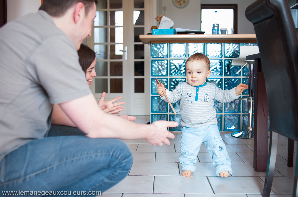 séance famille à Lille - photos à la maison, les premiers pas d'un enfant d'un an