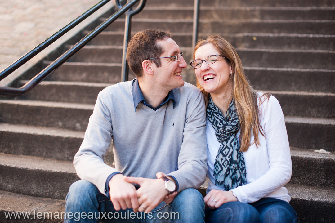 Parenthèse amoureuse dans les rues de Montmartre photographe mariage paris lille strasbourg