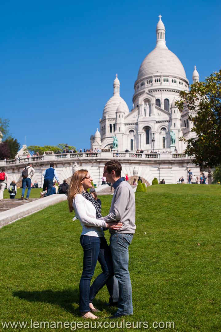 Parenthèse amoureuse dans les rues de Montmartre - sacré coeur avec des amoureux devant - photographe mariage lille paris bruxelles