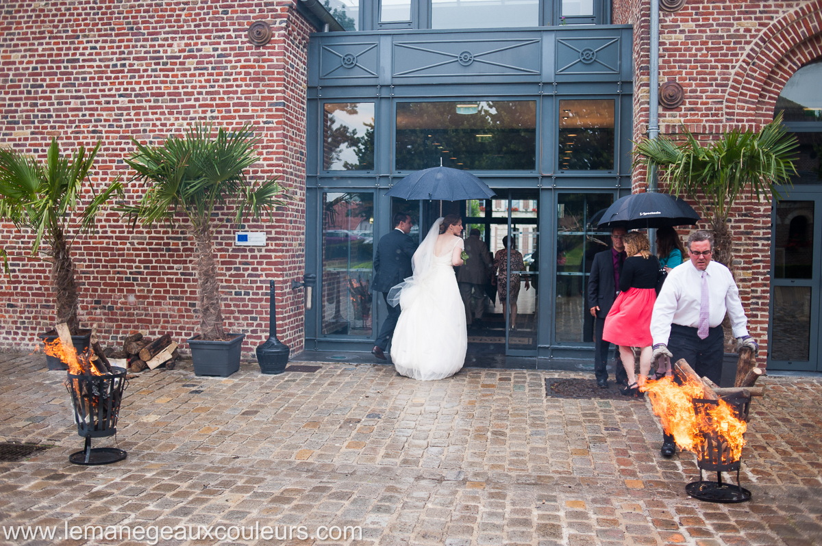 entrée des mariés Reportage mariage au Domaine de la Chartreuse sous la pluie