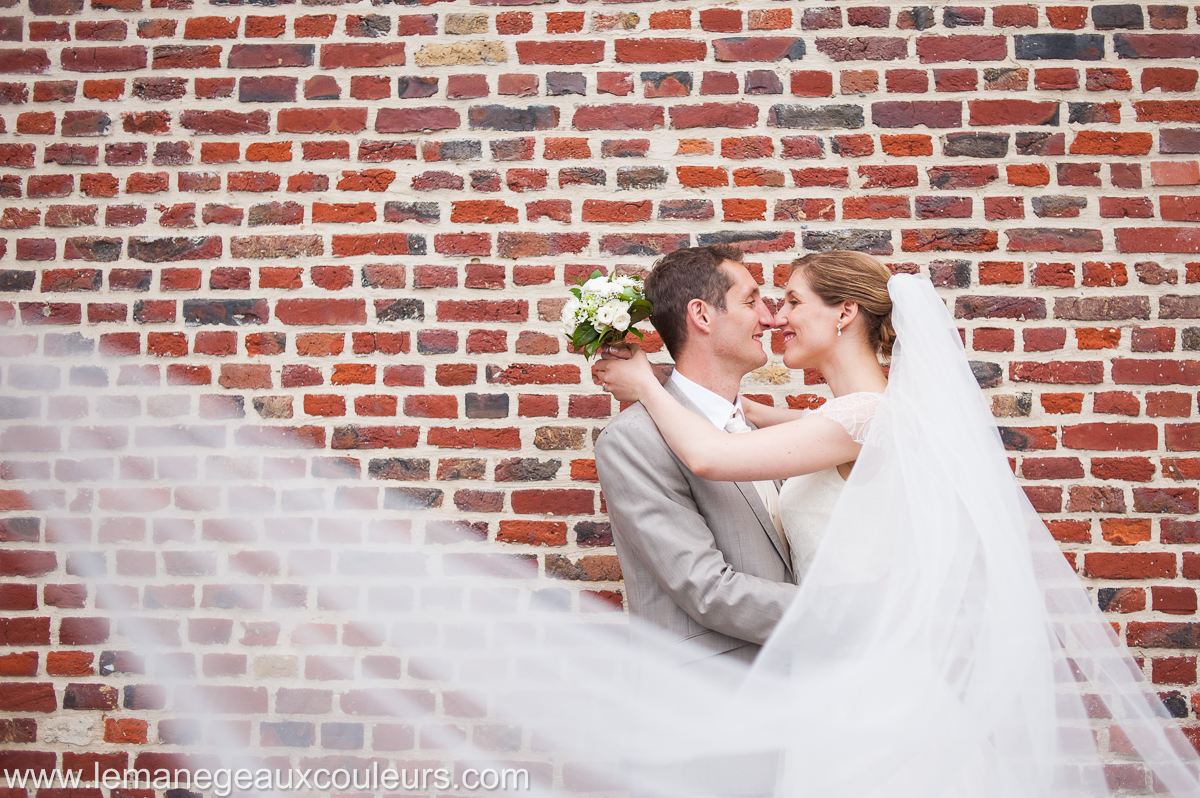 photo de couple avec le voile de la mariée Reportage mariage au Domaine de la Chartreuse