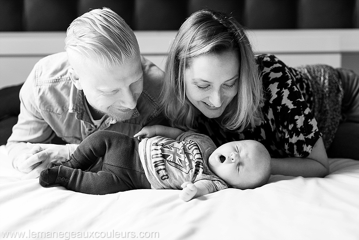 photographe bebe nord - bébé trop chou qui baille et les parents qui sont aux anges