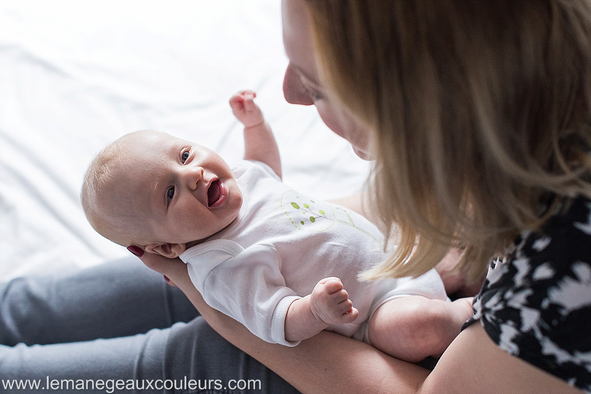 premiers sourires d'un bébé de deux mois photographe bebe nord