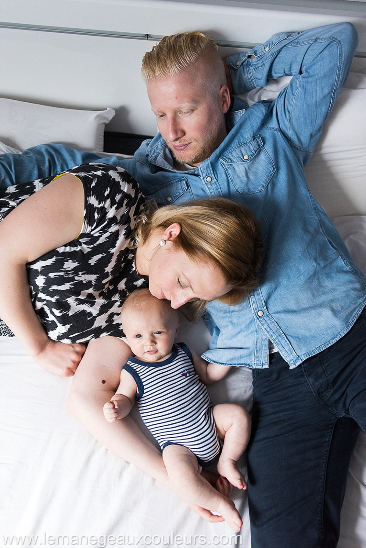 portrait de famille avec un nouveau né photographe bébé nord à la maison lille