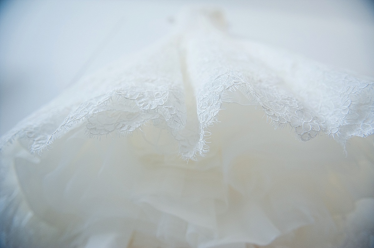 la robe de mariée le clou du spectacle photographe mariage lille robe en dentelle