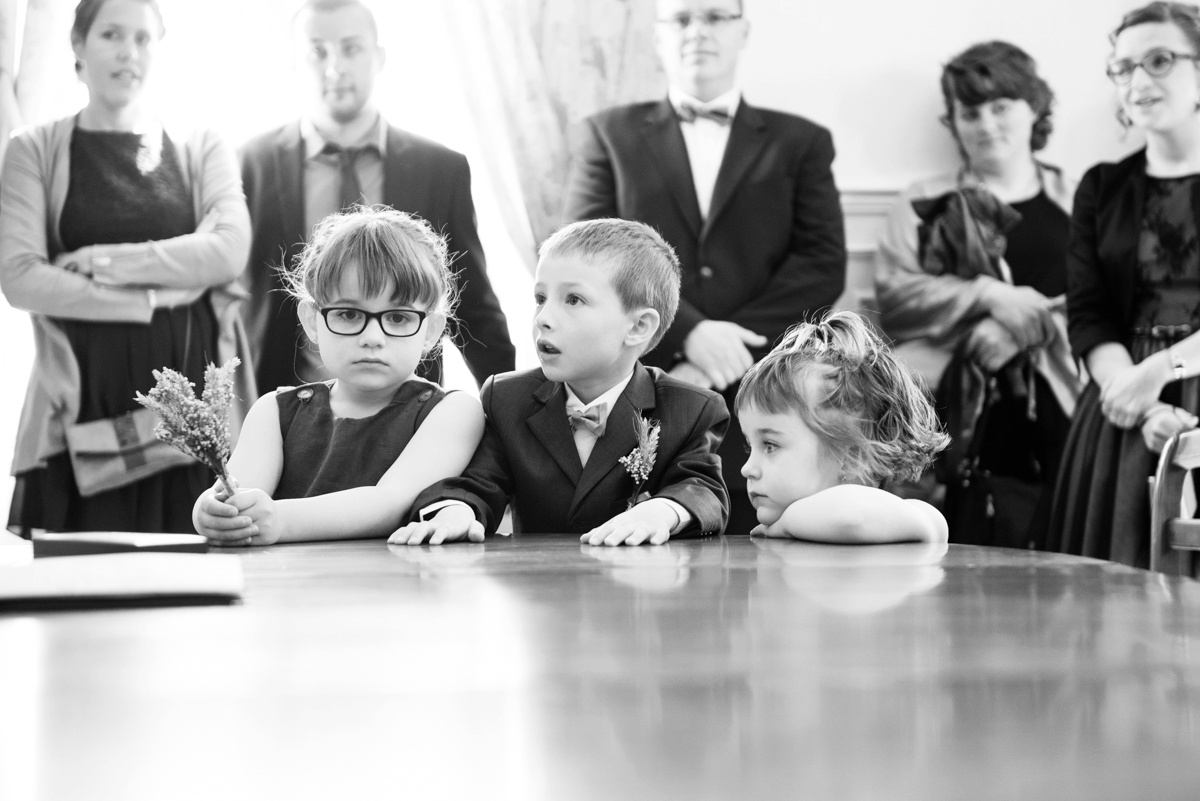 les enfants d'honneur très concentrés à la cérémonie de mariage civil en normandie